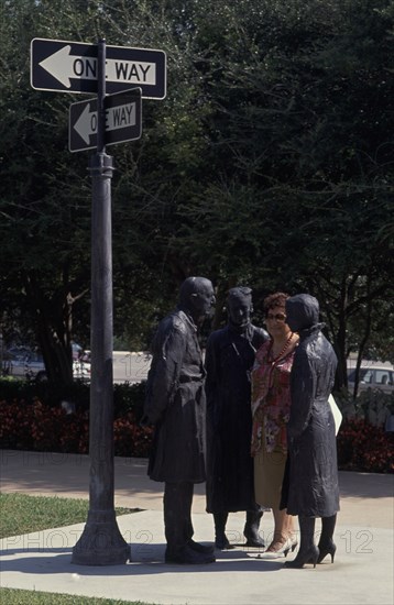 SEGAL GEORGE
ENCUENTRO-1989-FIGURAS DE BRONCE 123x41x55-TURISTA
FORT WORTH-TEXAS, MUSEO DE ARTE