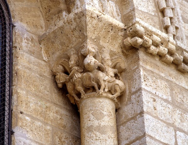 EXTERIOR - CAPITEL CON LA REPRESENTACION DE DOS JINETES - S XI - ROMANICO ESPAÑOL
FROMISTA,