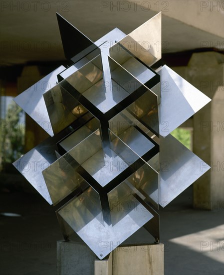 SOBRINO FRANCISCO 1932/
ESTRUCTURA PERMUTACIONAL - 1972 - ACERO INOXIDABLE - 180x150x150
MADRID,