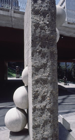 SUBIRACHS JOSE MARIA
AL OTRO LADO DEL MURO - 1972 - HORMIGON Y PIEDRA CALIZA -