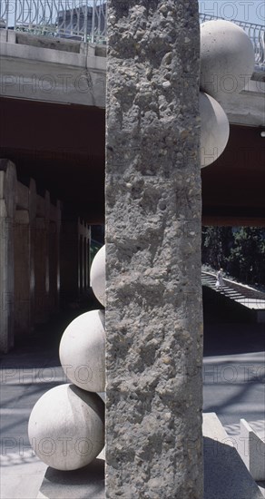 SUBIRACHS JOSE MARIA
AL OTRO LADO DEL MURO - 1972 - HORMIGON Y PIEDRA CALIZA -
