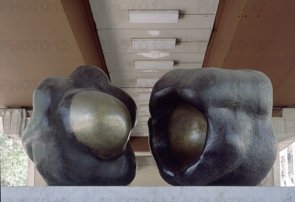 SERRANO PABLO 1910/85
UNIDADES-YUNTA - 1972 - ESCULTURA EN BRONCE - 225x190x210 y