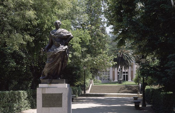 ESTATUA DE CARLOS III FRENTE AL PABELLON VILLANUEVA
MADRID, JARDIN BOTANICO
MADRID
