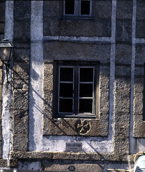 VENTANA DEL CENTRO DE SALUD CON LA CRUZ DE MALTA
GUARDA, EXTERIOR
PORTUGAL

This image is not