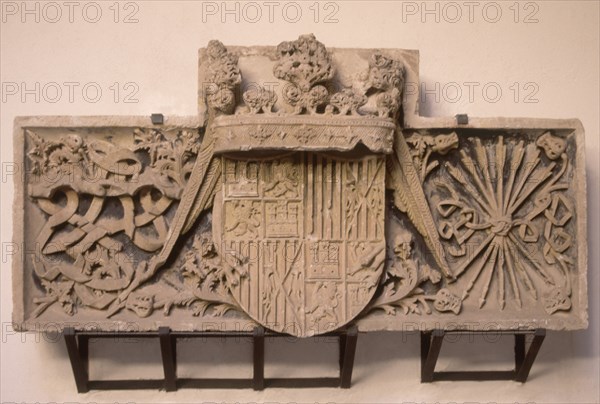 ESCUDO DE LOS REYES CATOLICOS - ALTORRELIEVE - S XV
SALAMANCA, MUSEO BELLAS ARTES - PALACIO