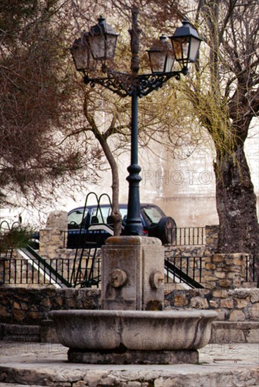 FUENTE CON FAROLA EN LA PLAZA MAYOR
BETETA, EXTERIOR
CUENCA