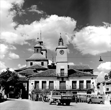 ANTIGUO AYUNTAMIENTO DE ARGANDA DEL REY - IGLESIA DE SAN JUAN BAUTISTA DETRAS- AÑOS 50 - ByN