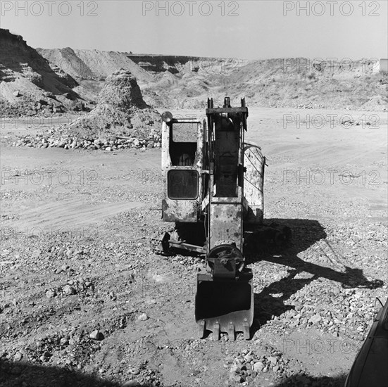 EXCAVADORA - CANTERA EN EL VALLE DEL JARAMA - AÑOS 60 - ByN 41483
ARGANDA,