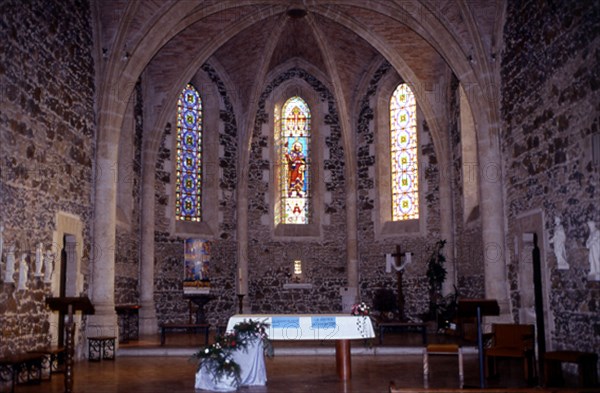 INTERIOR- ABSIDE DE LA IGLESIA DEL SIGLO XV REALIZADA CON LAVA - RESTAURADA - ARQUITECTURA