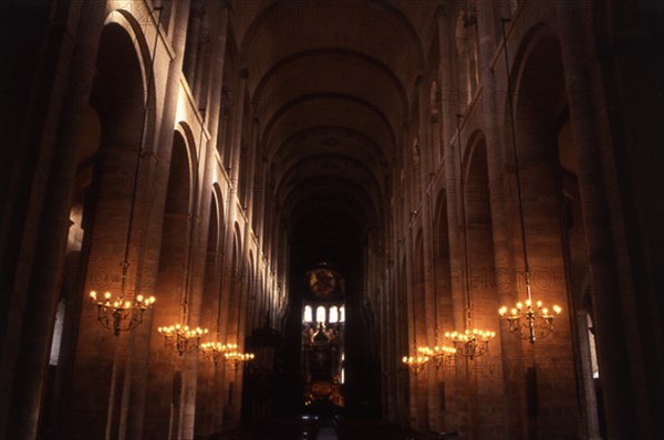 NAVE CENTRAL DE LA BASILICA ROMANICA COMENZADA EN EL S XI Y RESTAURADA POR VIOLLET LE