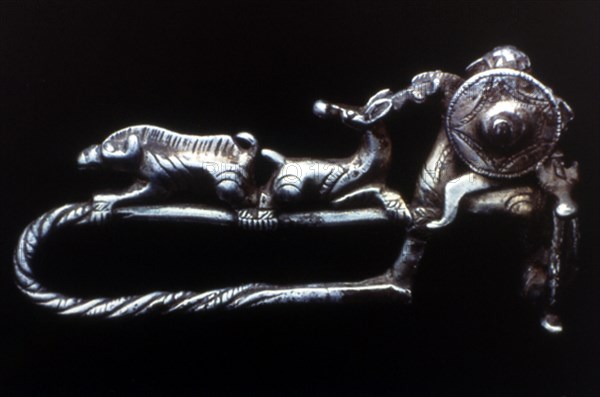 FIBULA PLATA CON CAZADOR PROCEDENTE DE CHICLANA DEL SEGURA (JAEN) - ARTE IBERICO