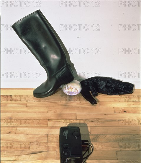 OURSLER TONY 1957-
BOOT - 1995 - PROYECTORES VIDEOS ESFERAS DE FIBRA VIDRIO
MADRID, GALERIA