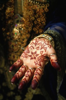 La main d'une future mariée ornée de motifs réalisés au henné