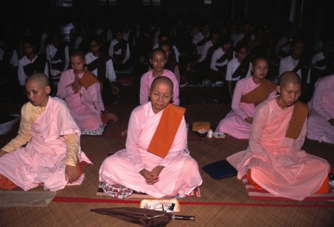 Des religieuses en méditation dans un monastère à Yangon Myanmar (Birmanie)