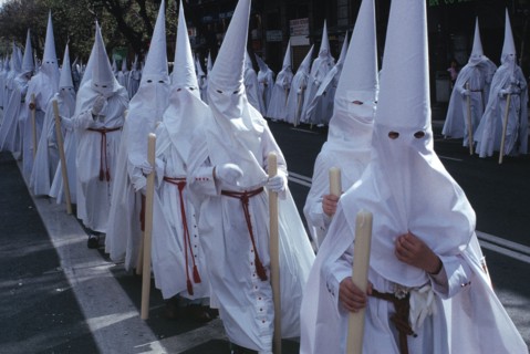 Procession de pénitents coiffés d'une capuche lors de la "Semana Santa" (la Semaine Sainte), dans une ville espagnole
