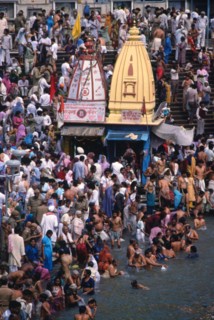 Des pèlerins hindous se baignent dans les eaux sacrées du Gange, à Hardwar, en Inde