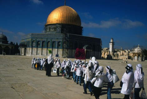 Des écoliers palestiniens visitent le Dôme du Rocher, à Jérusalem