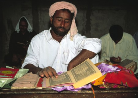 Au cours du Ramadan, un musulman lit le Coran dans une mosquée, au Pakistan
