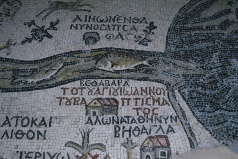 Mosaïque représentant des poissons se débattant pour ne pas être jetés dans la Mer Morte, à Madaba