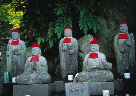 Jizou, gardes spirituels dans les jardins d'un temple au Japon