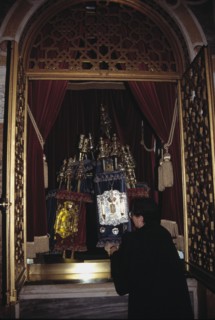 A woman rabbi in the West London synagogue removes the torahs from the Ark.