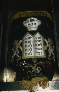 Une étoffe de velours richement brodée recouvre la Torah, qui est conservée à l'intérieur de l'Arche