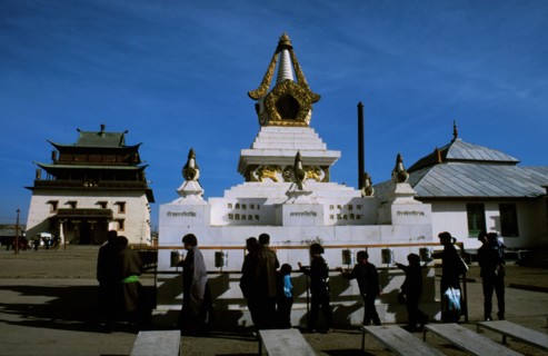 Des fidèles agitent des moulins à prière et un stupa, à Oulan Bator, en Mongolie