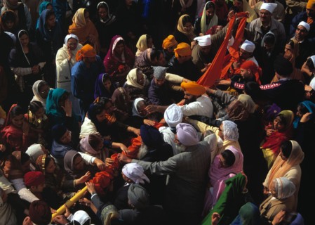 Lors de la fête du Nouvel An (Baisakhi), les Shikhs descendent le mât portant leur drapeau