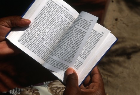 Un chrétien de Tanzanie, lisant la Bible en swahili
