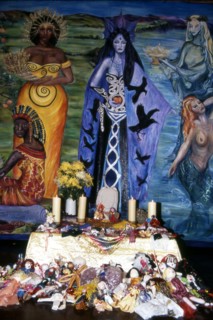 Poupées déposées au pied de l'autel de la Déesse, à Glastonbury (Grande-Bretagne), 2000