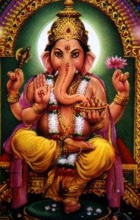 Dans la mythologie indoue, le dieu Ganesh à tête d'éléphant représente la force et la mondanité