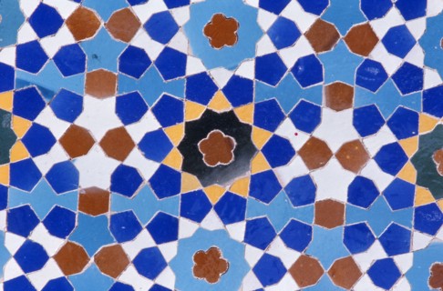 Tuiles vernissées décorant la mosquée perse de Shiraz, en Iran