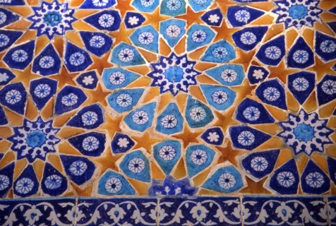 Des tuiles peintes à la main décorent la mosquée du Shah Jahan, dans la ville de Thatta, province de Sind, au Pakistan