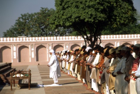 Cérémonie  funéraire islamique à Salat-ul-Junazah, un Imam est au premier plan