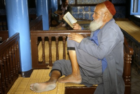 Un pratiquant dans une synagogue sur l'île de Djerba, Tunisie