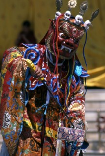 Danses sacrées, ou Cham, dans un monastère tibétain