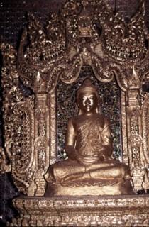 Statue de Bouddha dorée à la feuille d'or, en Birmanie