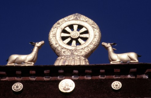 Tibet, la Roue de la Loi (comportant des inscriptions en Sankrit) flanquée de deux gazelles, monastère de Jokhang, Lhassa, Tibet