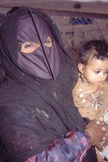 Femme bédouine dans les dunes de Wahiba, dans le Sultanat d'Oman, sur la péninsule arabique