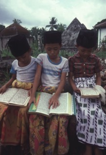 Garçonnets étudiant le Coran, dans le sud du Sulawesi, en Indonésie