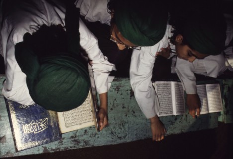 Jeunes élèves étudiant dans une Madrasseh (école théologique)