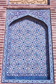 Travail de tuiles en céramique, à la mosquée du Shah Jehan, à Thatta au Pakistan