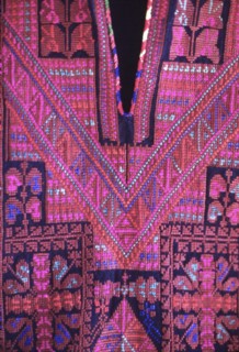 Costume palestinien, Détail de l'empiècement avant d'une robe