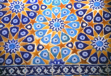 Tuiles peintes à la main dans la mosquée de Thatta