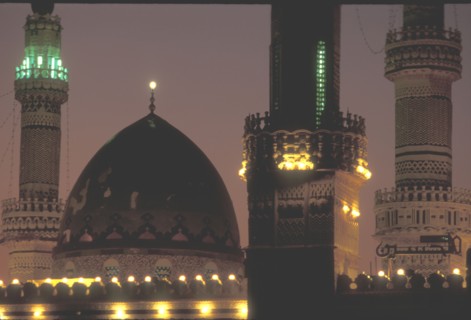 Kuwait Mosque lit up for Eid el Fitr festival