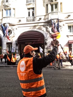 Manifestation devant l'hôtel Lutetia à Paris
