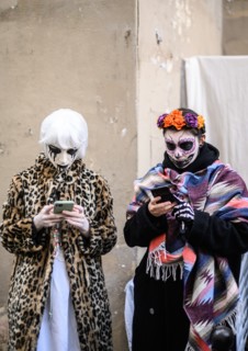 Jeunes filles déguisées pour la fête d'Halloween