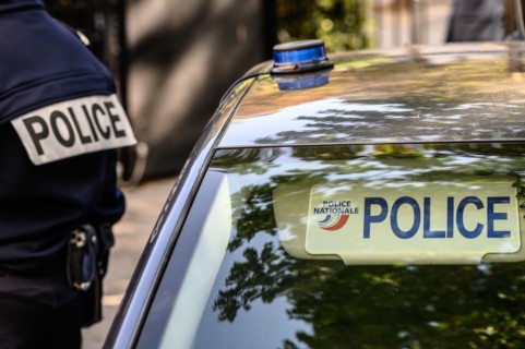 Policier et véhicule de la police nationale