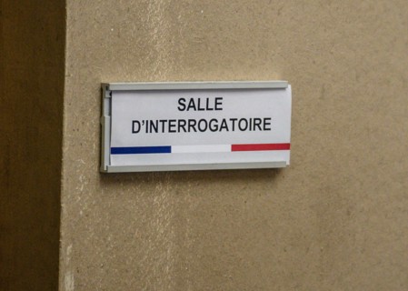 Salle d'interrogatoire d'un commissariat