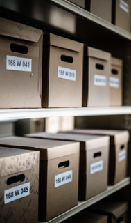 Cartons d'archives dans un commissariat